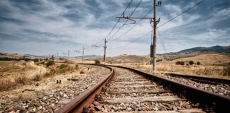 Binari ferroviari che mostrano gli effetti delle alte temperature durante un'ondata di calore