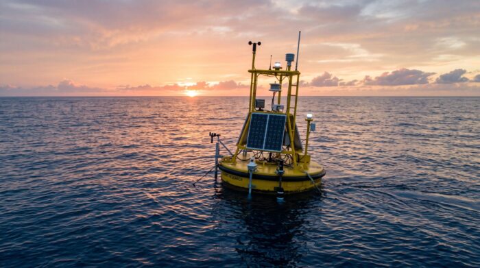 Boa scientifica per il monitoraggio oceanografico posizionata nel mare al tramonto